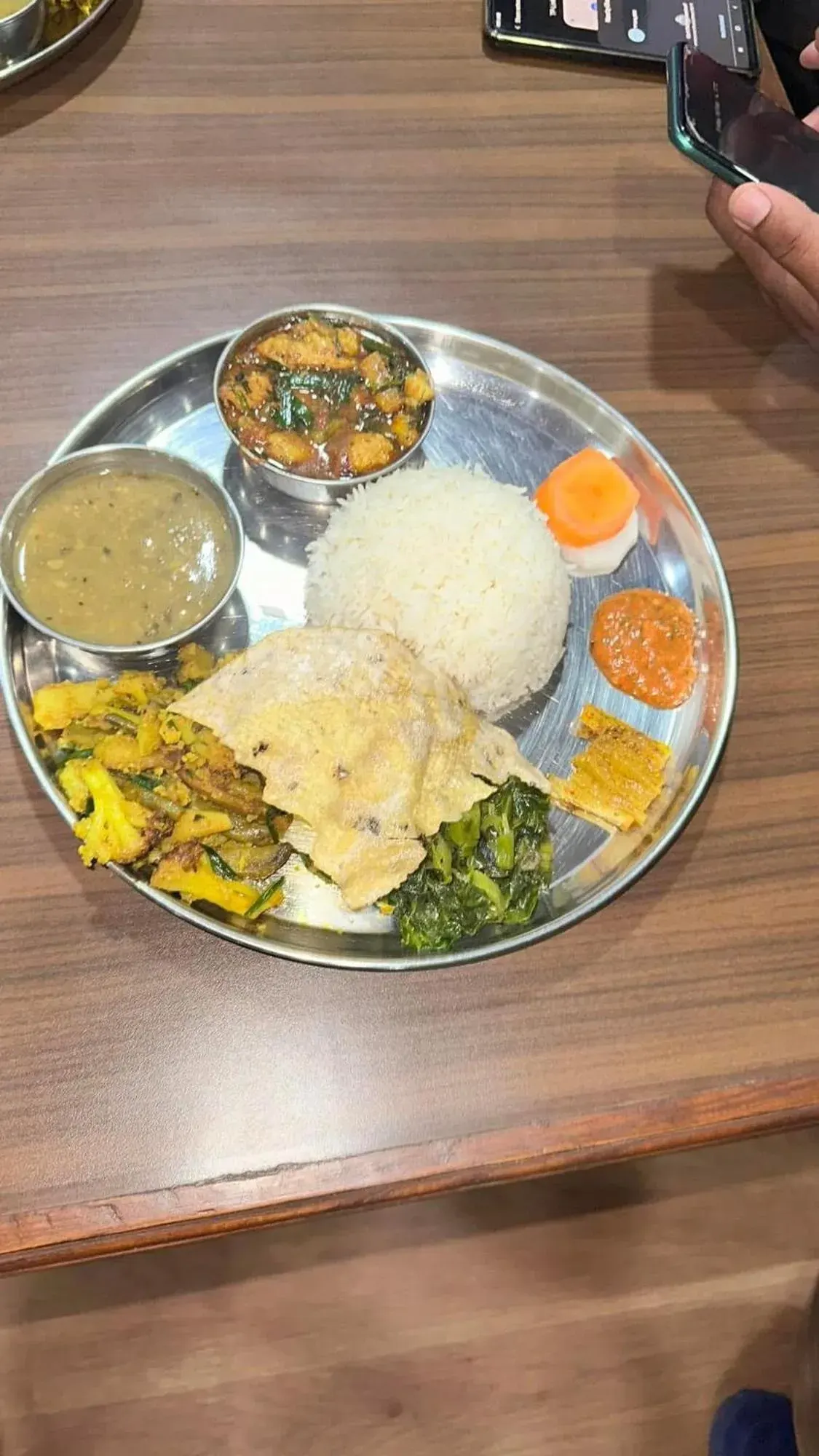 Traditionelle nepalesische Mahlzeit im Hotel Shangbola in Bhaktapur auf einem Metalltablett serviert