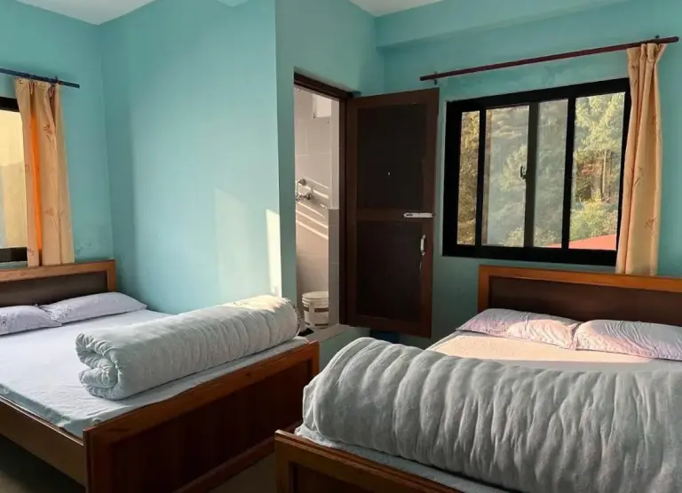 Zweibettzimmer im Hotel Shangbola in Bhaktapur mit zwei Einzelbetten und eigenem Bad
