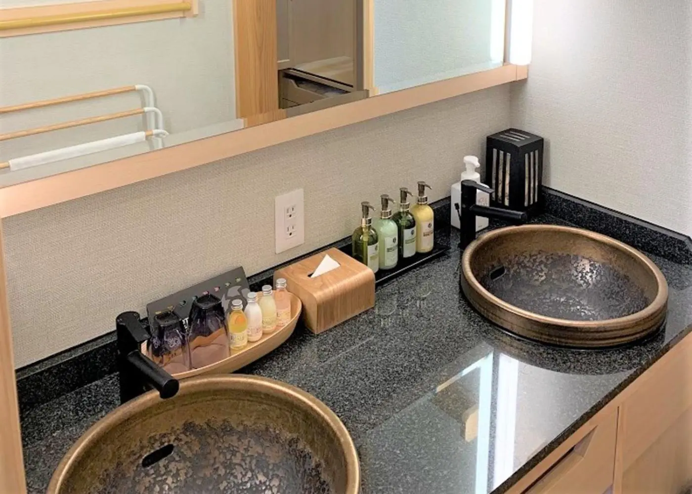 Baño elegante con dos lavabos en el Hotel Shikinoyakata Hakone Ashinoko