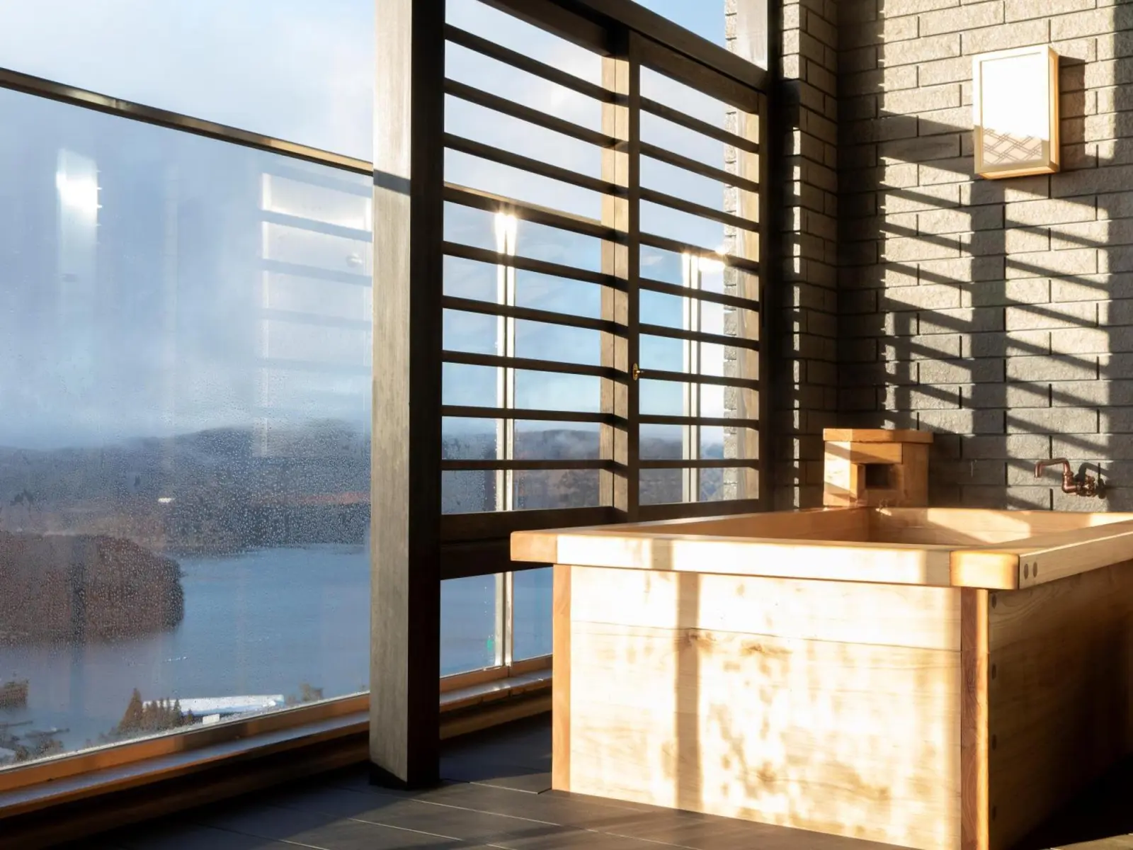 Baño privado de madera con vista al lago en el Hotel Shikinoyakata Hakone Ashinoko