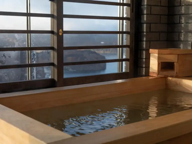 Primer plano del baño de madera en el Hotel Shikinoyakata Hakone Ashinoko