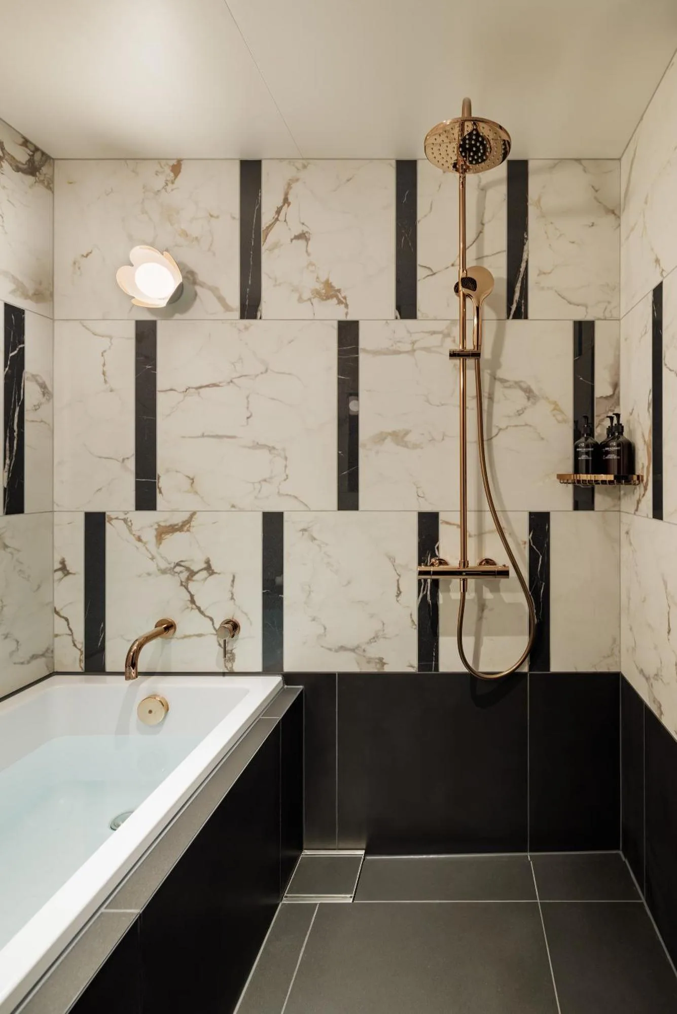 Badewannenbereich im Hotel Sosei Sapporo MGallery Collection mit elegantem Design