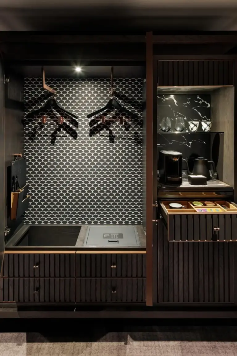 Minibarbereich im Hotel Sosei Sapporo MGallery Collection mit Erfrischungen