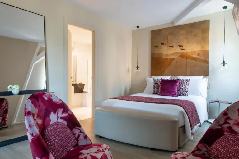 Einladendes Bett in einem Zimmer im Hotel & Spa REGENT PETITE FRANCE