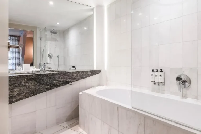 Elegantes Badezimmer im Hotel & Spa REGENT PETITE FRANCE