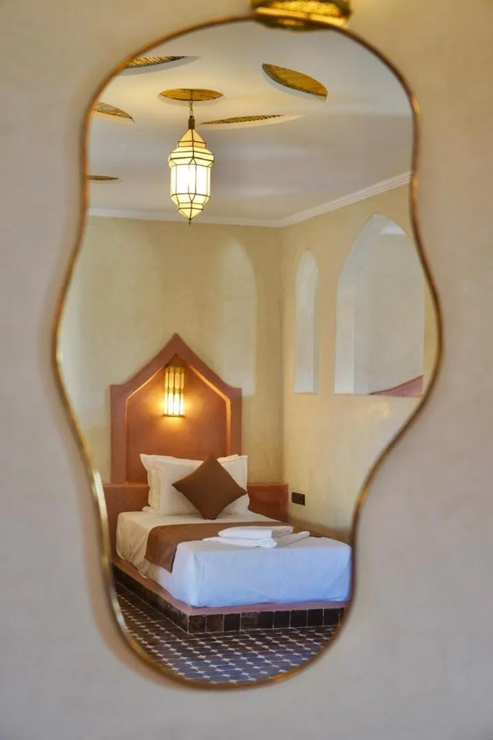 Lit reflété dans Hotel Sunset Palace Merzouga