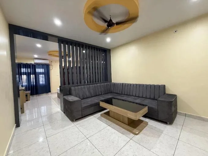 Lobby-Lounge im Hotel Swagat Inn in Dhangadhi mit L-förmigem Sofa, Couchtisch und Deckenventilator.
