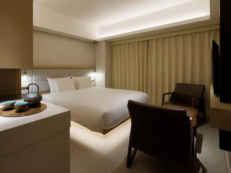 Gemütliches Gästezimmer bei Nacht im Hotel The Celestine Kyoto Gion