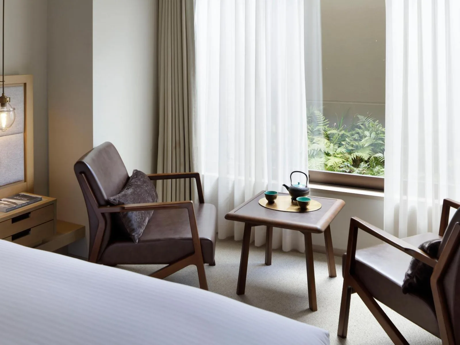 Sitzbereich am Fenster im Hotel The Celestine Kyoto Gion