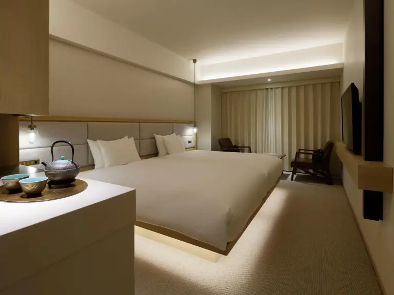 Zweibett-Gästezimmer bei Nacht im Hotel The Celestine Kyoto Gion