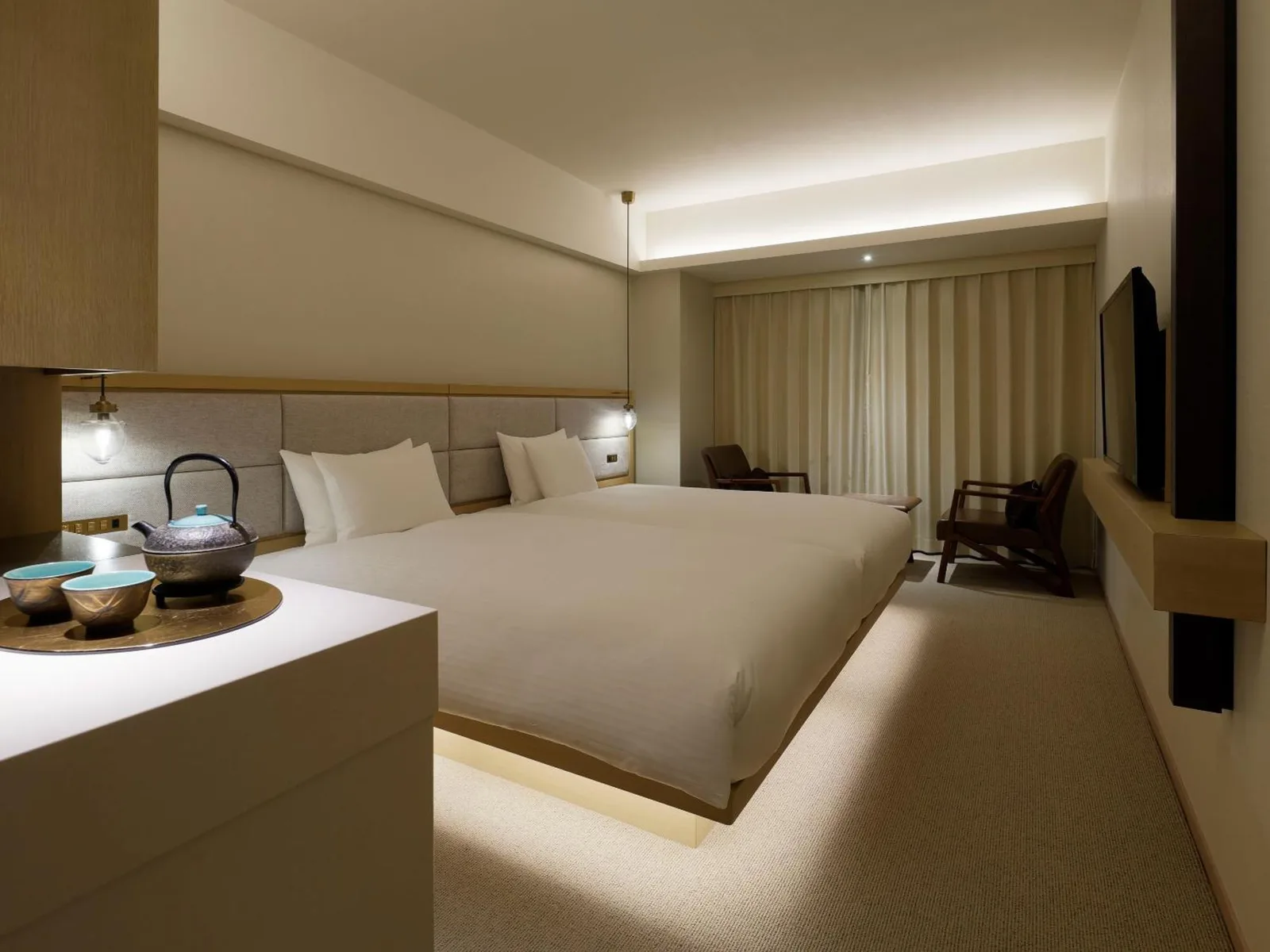 Zweibett-Gästezimmer bei Nacht im Hotel The Celestine Kyoto Gion