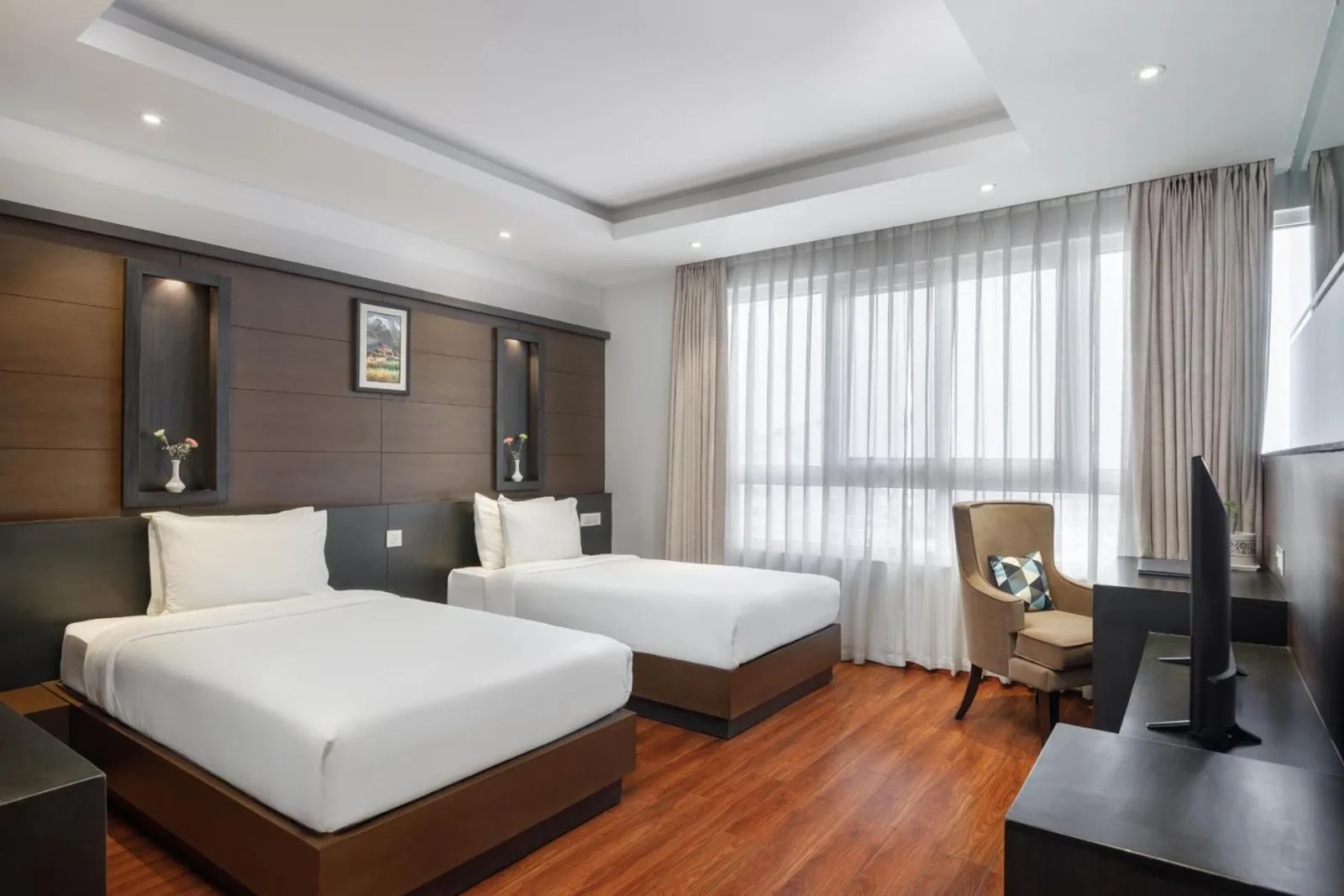 Hotel The Kingsbury – Hotel in Birtamod, Nepal – ein Schlafzimmer mit Bett und ein Wohnzimmer im Hotel The Kingsbury in Birtamode