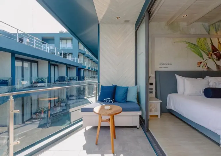 Gemütlicher Balkon mit Sitzgelegenheiten im Hotel Tide Phuket Beachfront