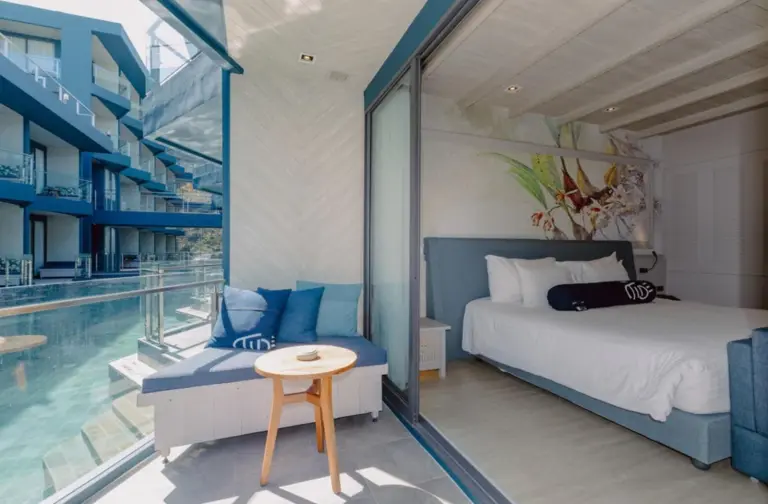 Gemütliches Zimmer mit Poolblick im Hotel Tide Phuket Beachfront