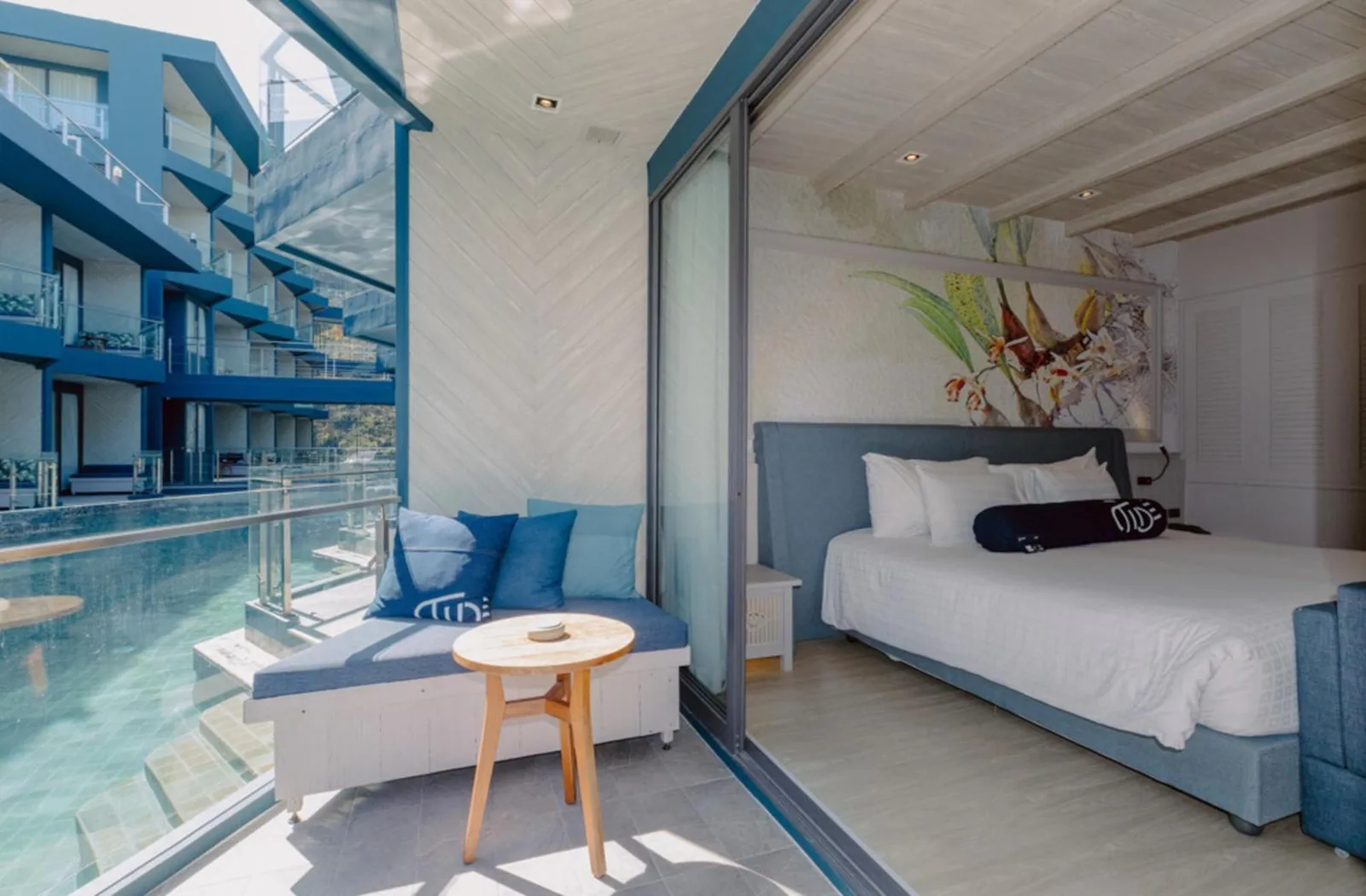 Gemütliches Zimmer mit Poolblick im Hotel Tide Phuket Beachfront