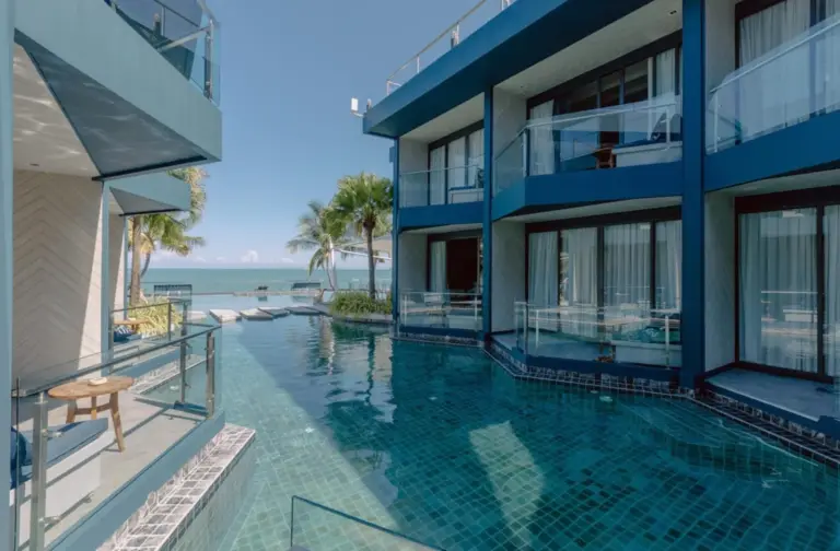Blick am Pool im Hotel Tide Phuket Beachfront