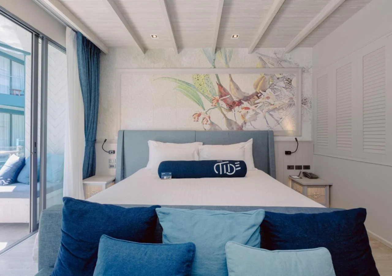 Stilvolles Schlafzimmer im Hotel Tide Phuket Beachfront