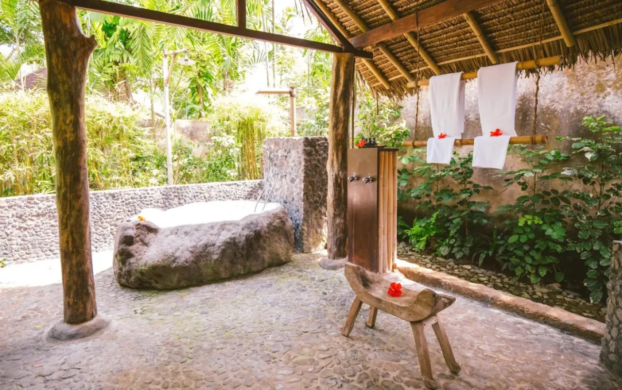 Outdoor shower space at Hotel Tugu Lombok