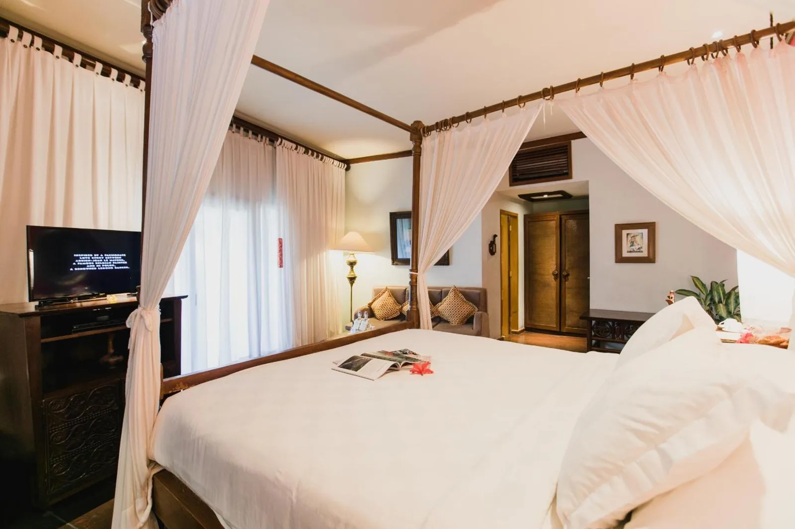 Chambre confortable du Hotel Tugu Malang avec options de divertissement