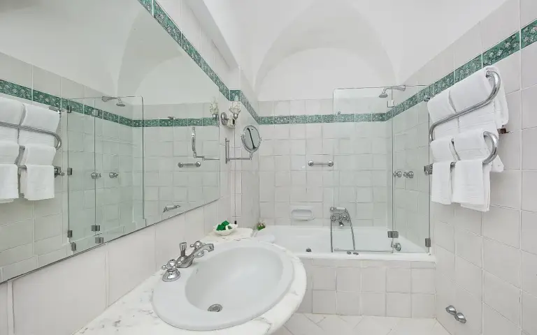 Baño moderno en Hotel Villa Brunella, Capri