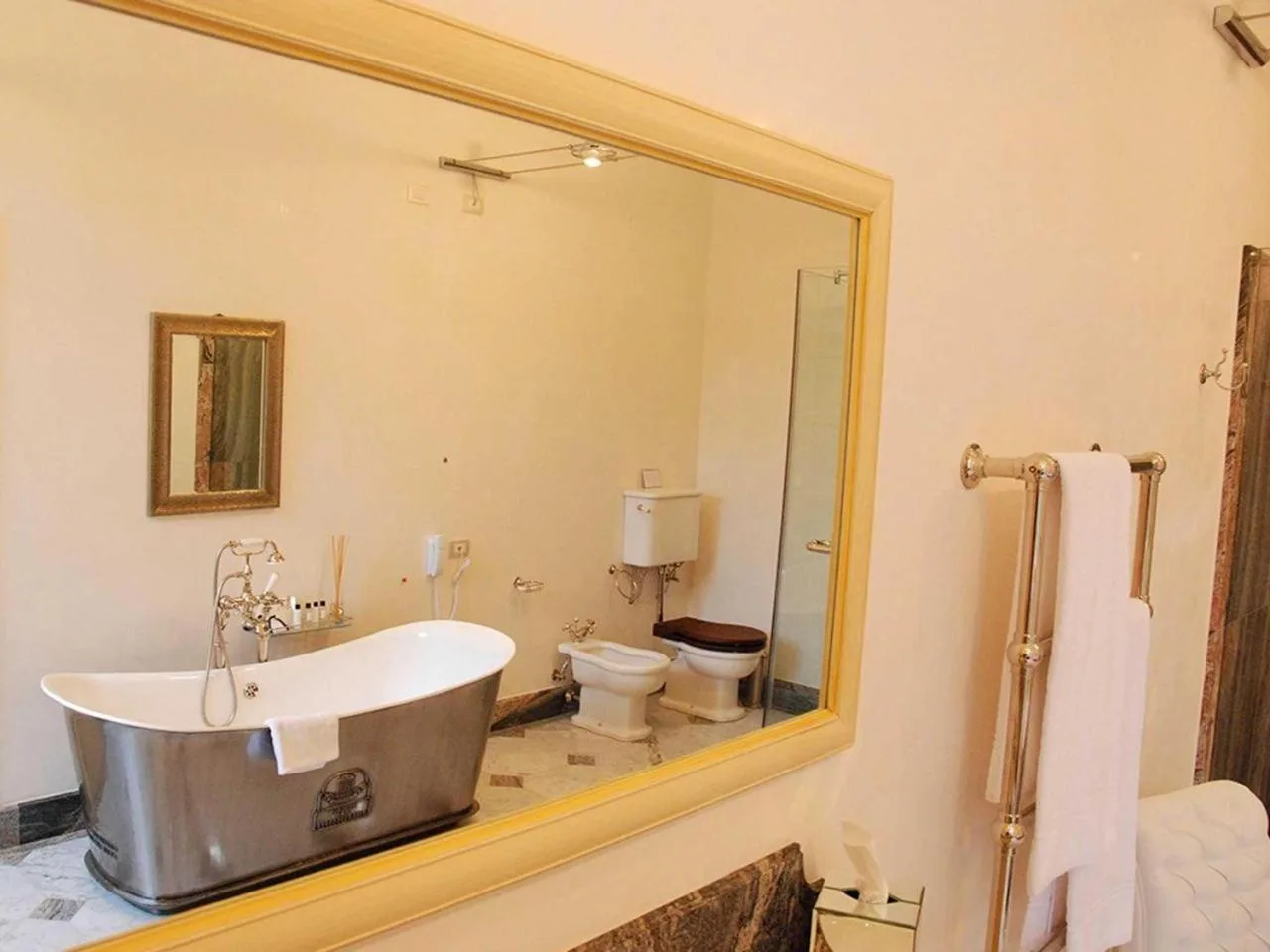Bathroom with bathtub at Hotel Villa Casanova in Lucca, Italy