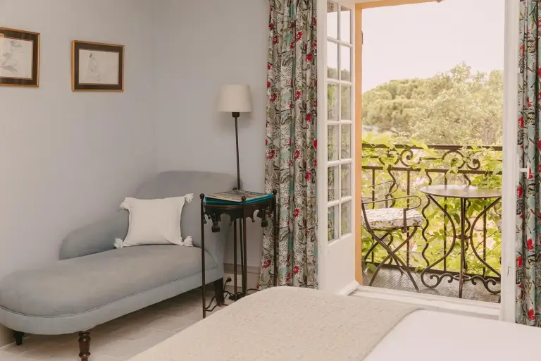Einladendes Zimmer mit Balkon im Hôtel Villa Marie Saint Tropez