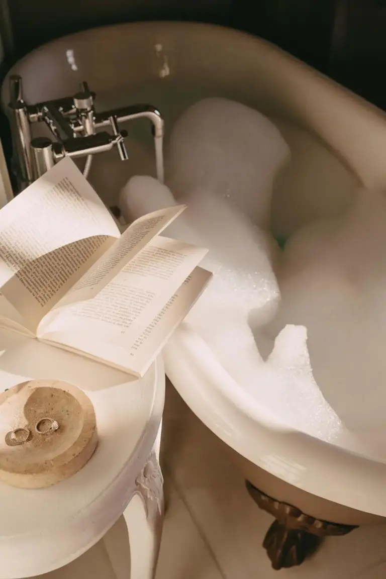Luxuriöse Badewanne mit Buch im Hôtel Villa Marie Saint Tropez