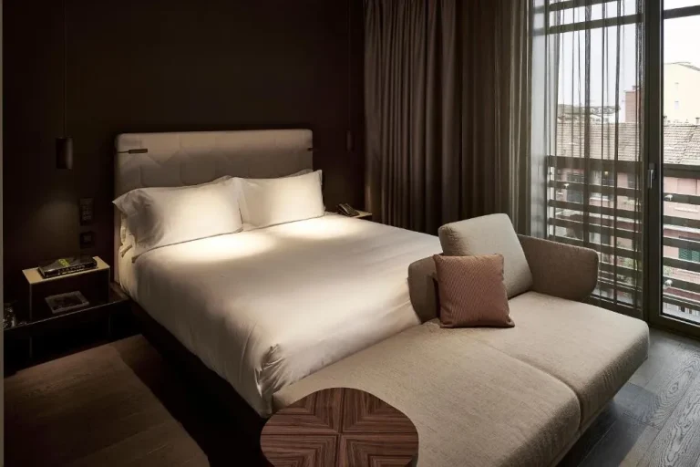 Chambre confortable avec canapé à l'Hôtel VIU Milan