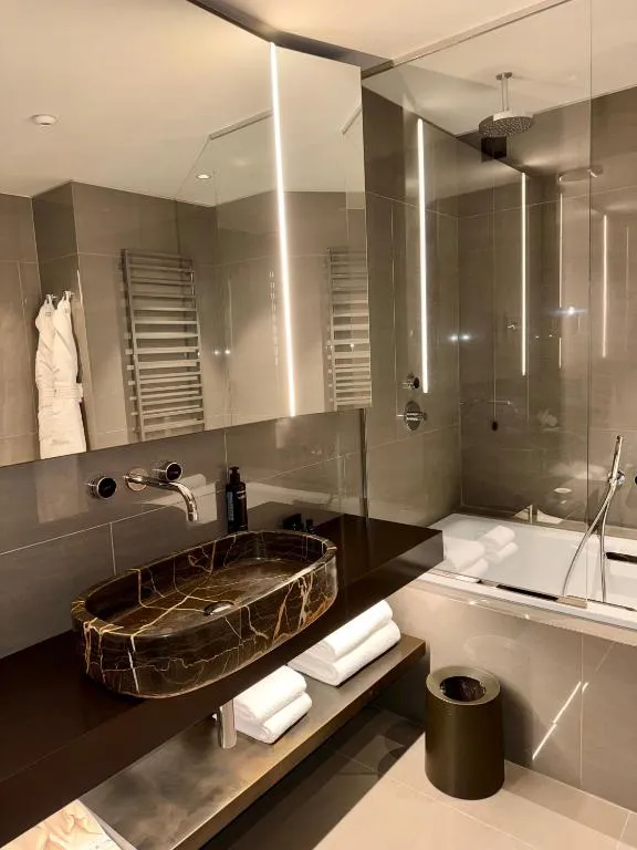 Salle de bain avec des équipements modernes à l'Hôtel VIU Milan