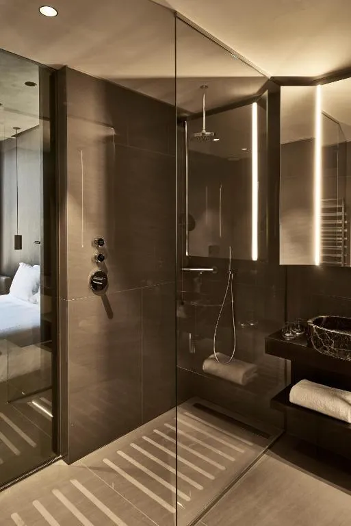 Zone de douche dans une salle de bain à l'Hôtel VIU Milan