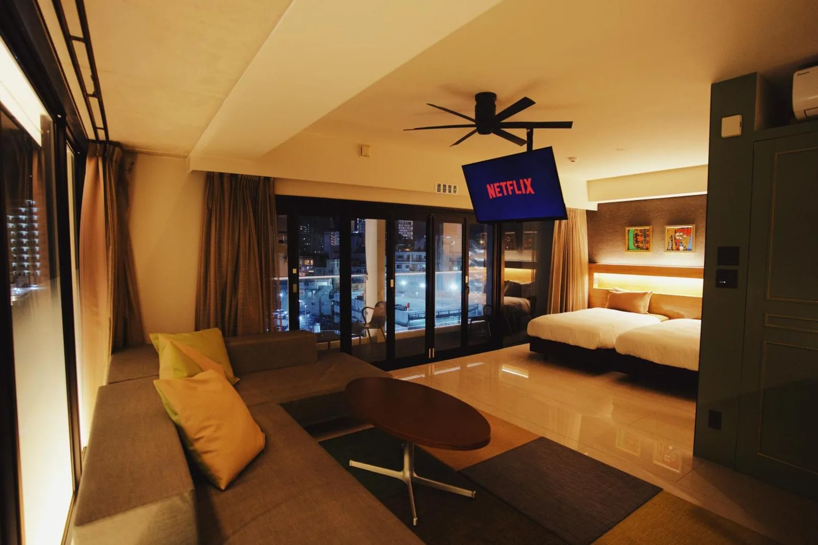 Zona de entretenimiento en la suite de Hotel Viviana Naha