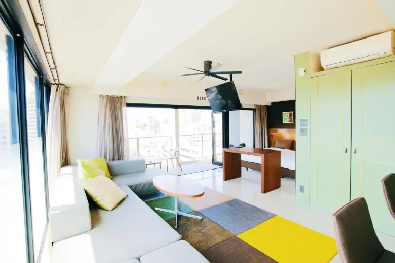 Zona de estar de la suite en Hotel Viviana Naha