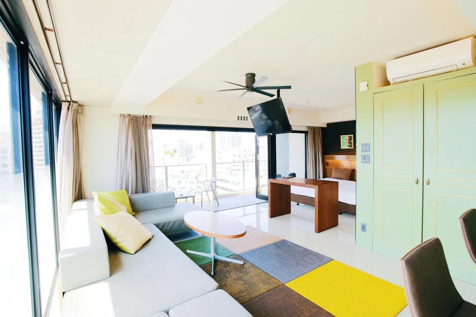 Zona de estar de la suite en Hotel Viviana Naha