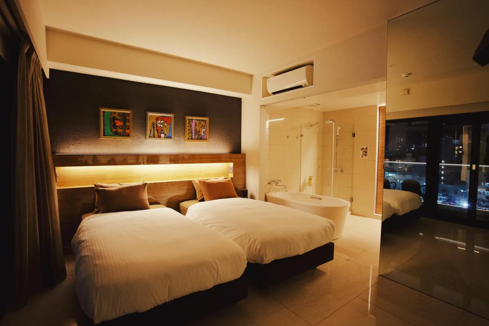 Vista nocturna de la habitación twin en Hotel Viviana Naha