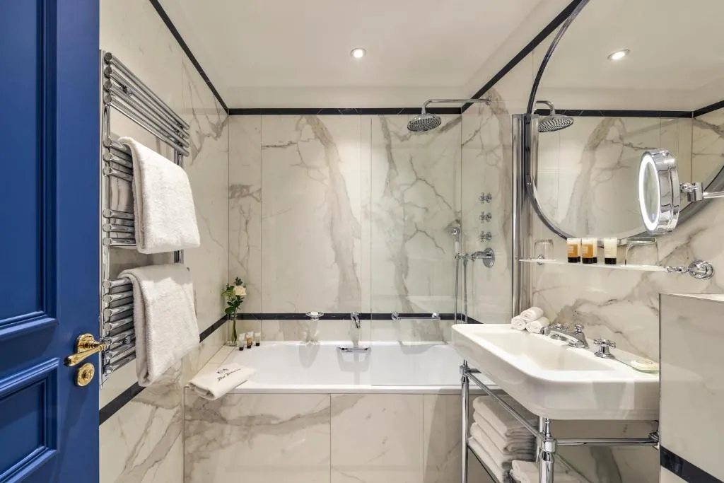 Bathroom at Hotel Westminster in Paris