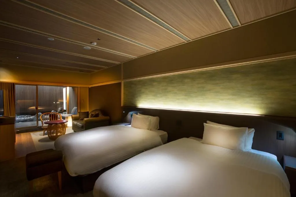 Elegantes Gästezimmer im Hotel Yuraku Kyo-yasaka mit Sitzecke
