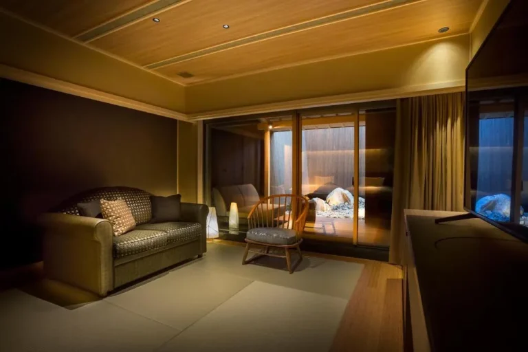 Gemütlicher Wohnbereich im Hotel Yuraku Kyo-yasaka mit Sitzgelegenheiten