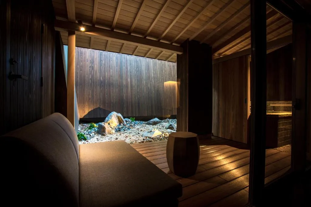 Hotel Yuraku Kyo-yasaka Außenbereich mit natürlicher Landschaft