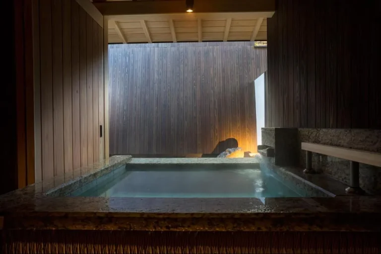 Hotel Yuraku Kyo-yasaka privates Bad mit ruhiger Atmosphäre