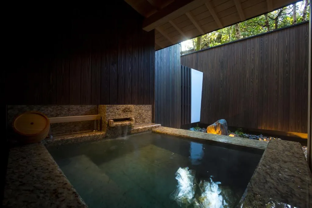 Außen-Onsen im Hotel Yuraku Kyo-yasaka, umgeben von Natur