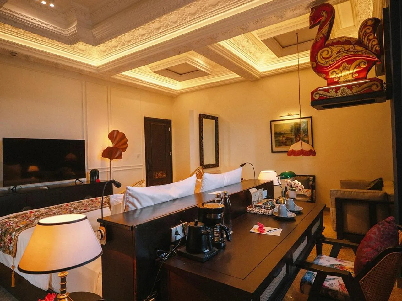 Interior de suite acogedora del House of Tugu, Old Town Jakarta