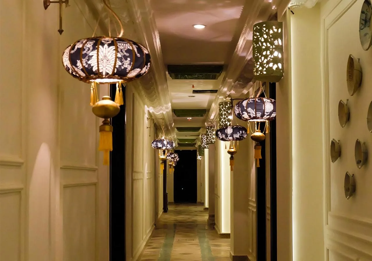 Pasillo iluminado del House of Tugu, Old Town Jakarta