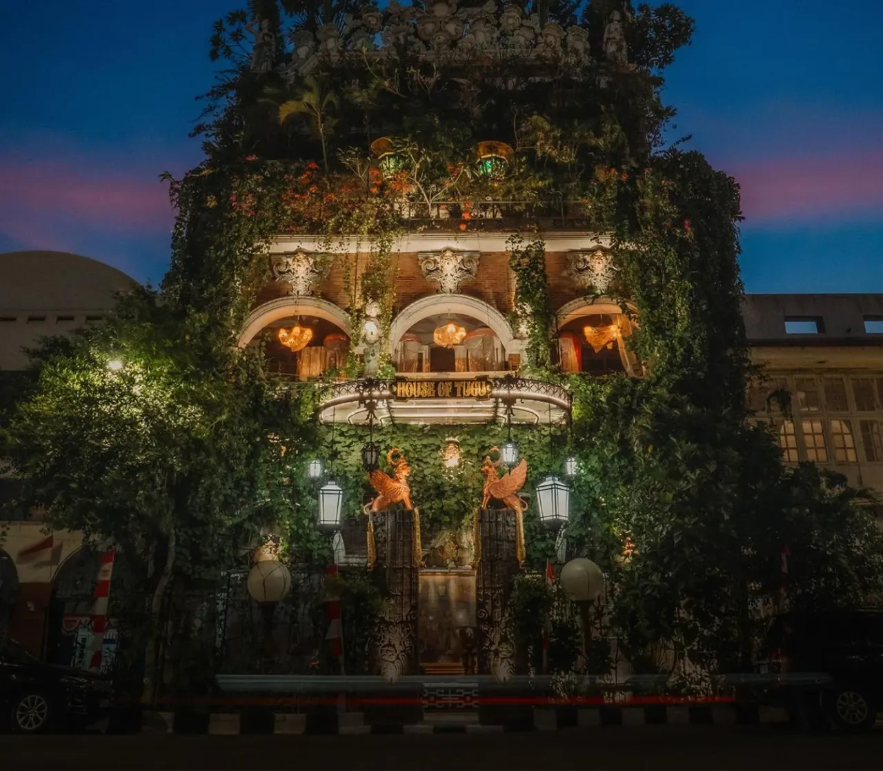 Vista exterior del House of Tugu, Old Town Jakarta de noche