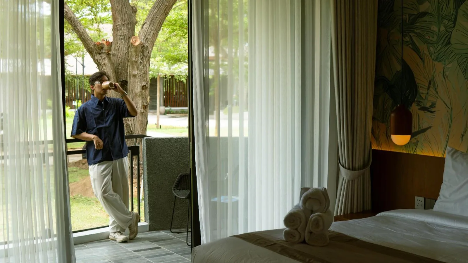 Guest relaxing on the balcony in HOUSE Sira Lombok