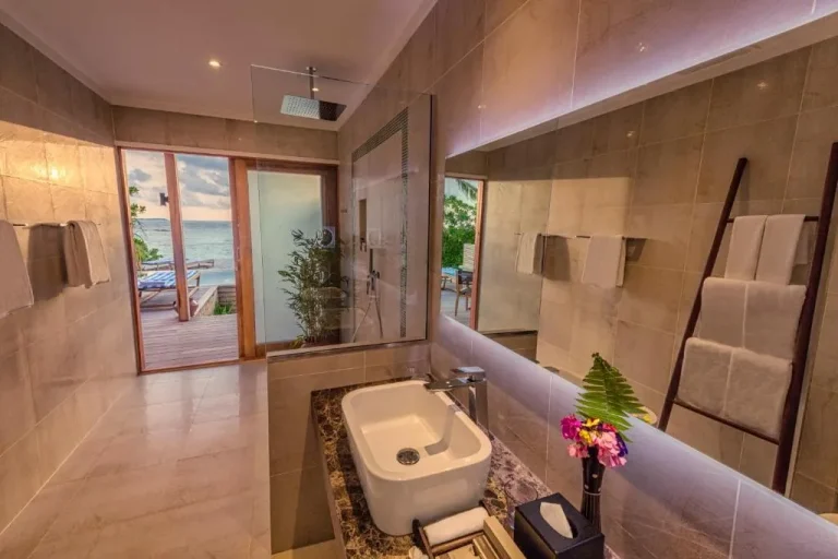 Salle de bain luxueuse au Hurawalhi Island Resort