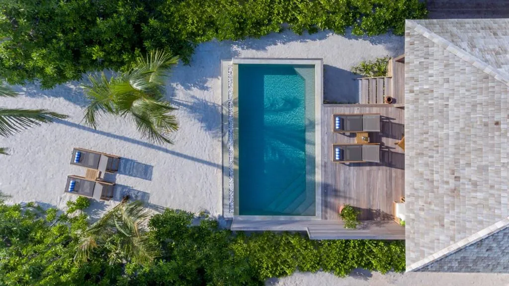 Zone de piscine privée au Hurawalhi Island Resort