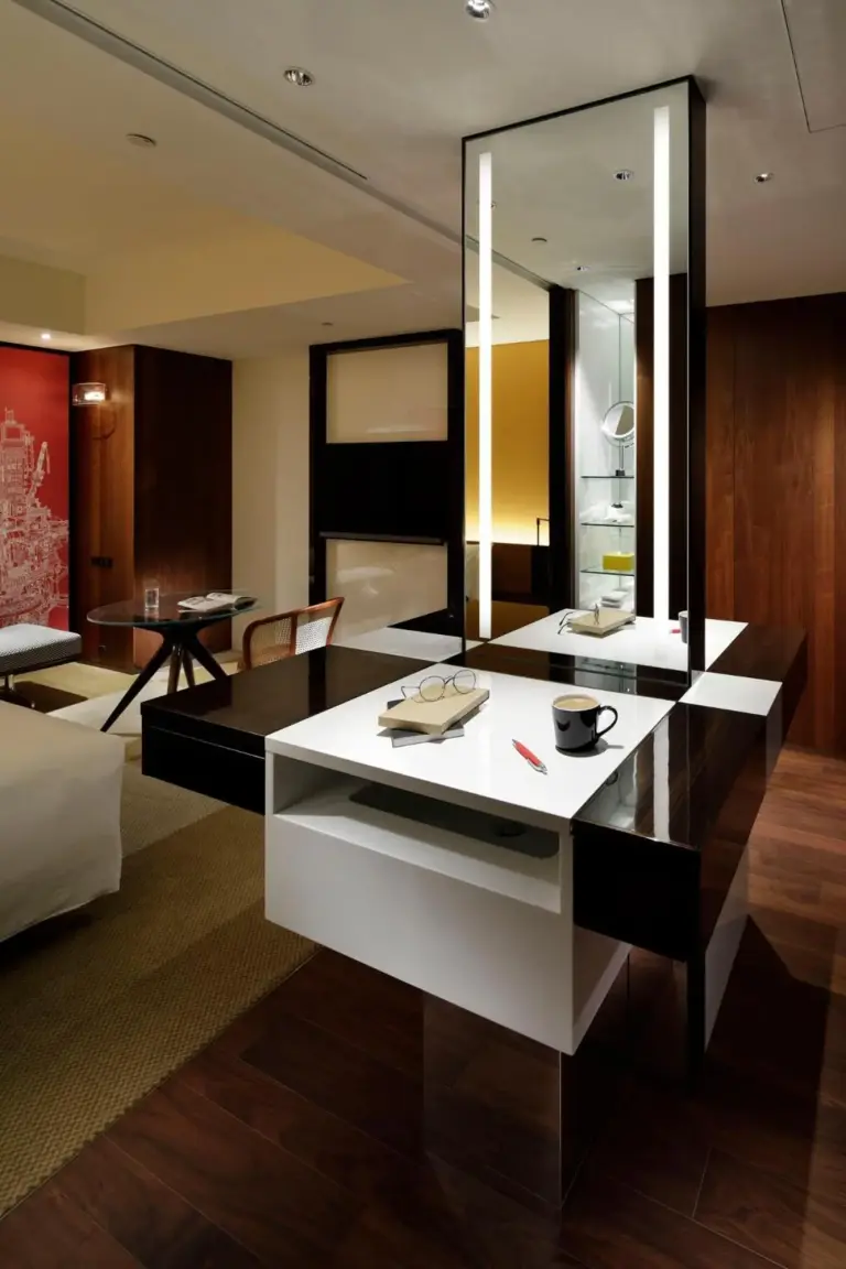 Espace de maquillage chic dans une chambre d'hôtel au Hyatt Centric Ginza Tokyo