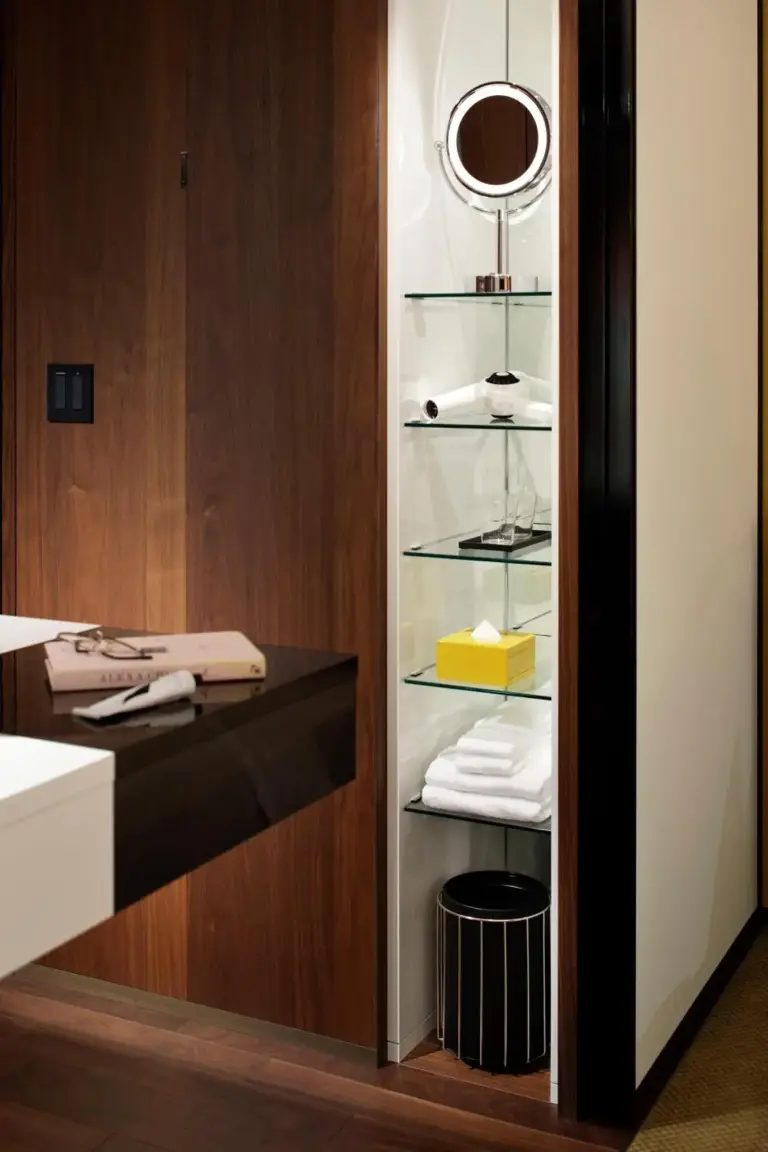 Espace de stockage intelligent dans une chambre d'hôtel au Hyatt Centric Ginza Tokyo