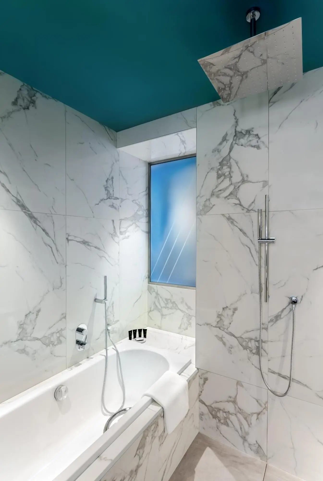 Bañera de lujo en Hyatt Centric Jumeirah Dubái