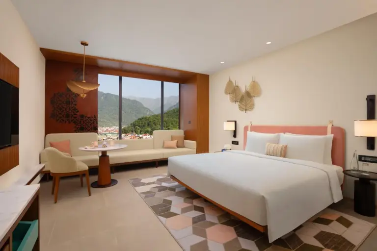 Hyatt Place Butwal Suite mit Kingsize-Bett, Sitzbereich, Fensterblick und stilvollen Möbeln in Butwal, Nepal.